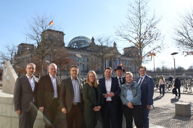 Vor dem Reichstagsgebäude in Berlin steht die LAUSITZRUNDE mit Vertreterinnen und Vertretern zum Gespräch mit den Bundestagsabgeordneten dort.