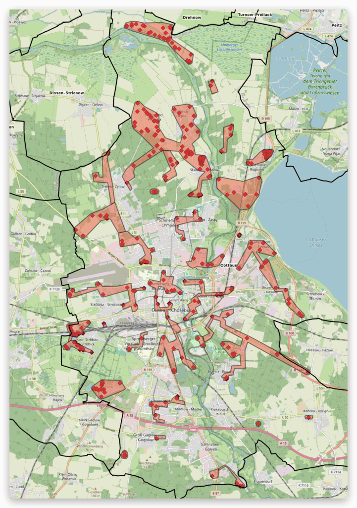 Eine Karte von Cottbus/Chóśebuz zeigt Netzdarstellung für den Breitbandausbau mit roten Polygonen und zahlreichen Adresspunkten im Stadtgebiet.
