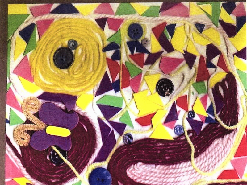 Bunte Stoffcollage mit Knöpfen, Schleifen und Garnkreisen zeigt ein detailreiches Mosaik aus Dreiecken, Blumen und dekorativen Nähten.
