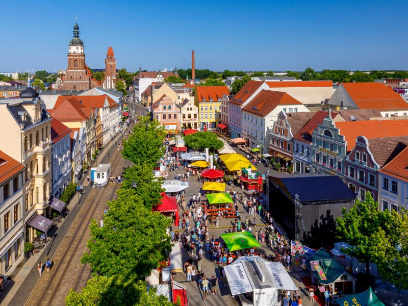 DEU/Deutschland/Brandenburg/Cottbus, 21.06.2025, Cottbuser Stadtfest, Stadtfest in Cottbus - Blick ueber den Cottbuser Altmarkt.