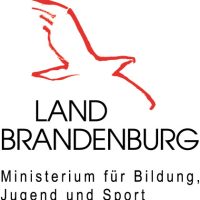 Logo von Land Brandenburg mit rotem Vogel und der Aufschrift „Ministerium für Bildung, Jugend und Sport“.