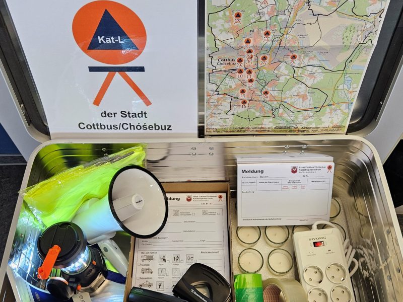 db88b7a97683c4bcbab78c2c4b8015126b8228f5a1021b8a3f9894ee5c585b9e.jpg#Feerwehr, #Katastrophenschutz, #Leuchttürme, #Notfallkoffer