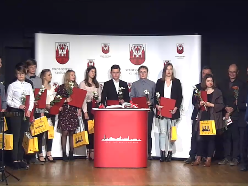 Einser-Abiturienten 2019 beim Eintrag in die Ehrenchronik der Stadt Cottbus am Rednerpult