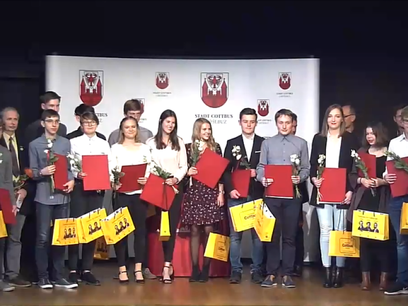 Abiturienten des Schuljahres 2018/2019 mit der Abschlussnote 1,0 auf der Bühne bei der Ehrung durch die Stadtverordnetenversammlung am 25. September 2019