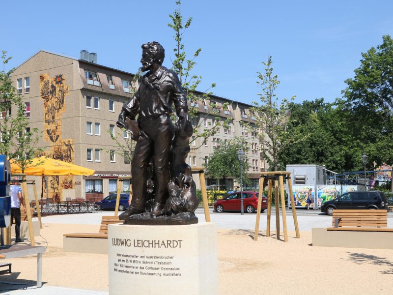 Ludwig-Leichhardt-Denkmal in Cottbus, Bronzeskulptur des Australienforschers auf Steinsockel mit Inschrift
