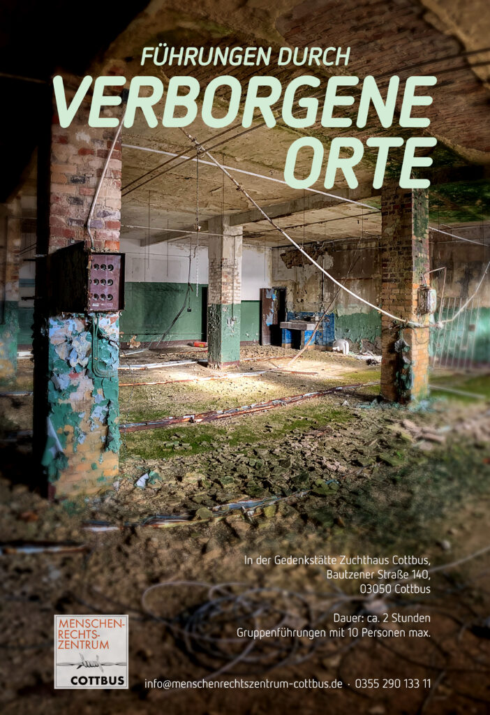 Plakat mit dem Text „Führungen durch verborgene Orte“ über einer verlassenen, baufälligen Innenhalle.
