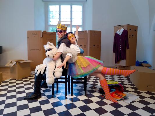 Bei Oper Oder Spree spielt das Kindermusiktheater „Das kleine weiße Pony“ eine fantasievolle Szene mit Krone, Ponypuppe und bunten Kostümen.