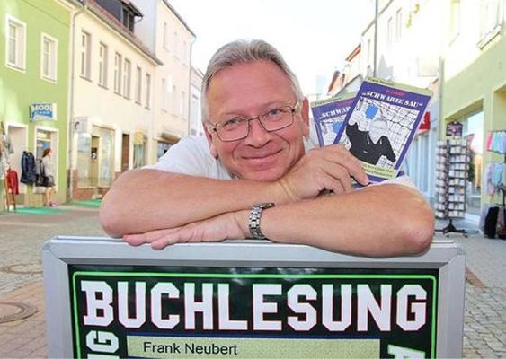 Mit Humor und Selbstironie präsentiert Frank Neubert „Schwarze Sau“ und erzählt bei einer heiteren Buchlesung Fußballgeschichten in Cottbus.