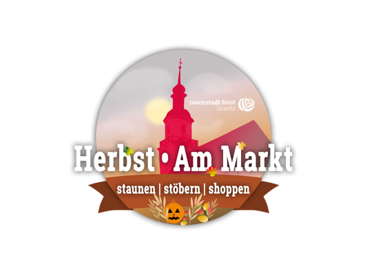 Das Logo zeigt „Herbst Am Markt“ mit Stadtkirche, Herbstblättern, Kürbis und dem Schriftzug „rosenstadt lausitz“.