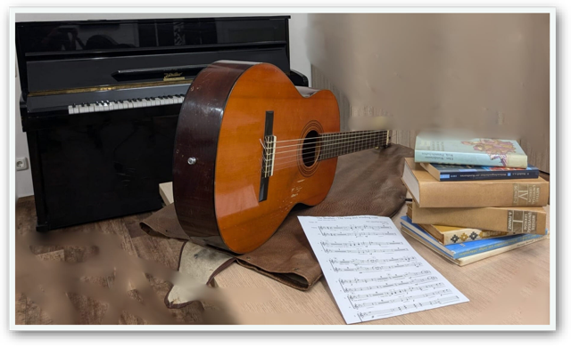Ein schwarzes Klavier steht neben einer klassischen Gitarre, daneben liegen Notenblätter und ein Bücherstapel.