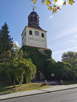 Vor der Kirche mit Turm in Cottbus erinnert das Orgelkonzert von Sara Musumeci an einen musikalischen Abend in der Altstadt an der Straße.