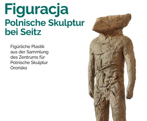 Auf dem Plakat steht „Figuracja – Polnische Skulptur bei Seitz“ neben einer grob modellierten stehenden Skulptur.
