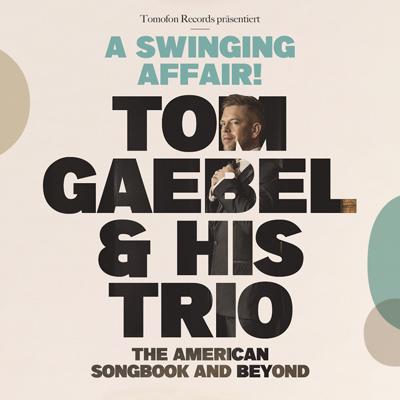 Tom Gaebels Porträt und der Schriftzug „A Swinging Affair! Tom Gaebel & His Trio“ mit „The American Songbook and Beyond“.