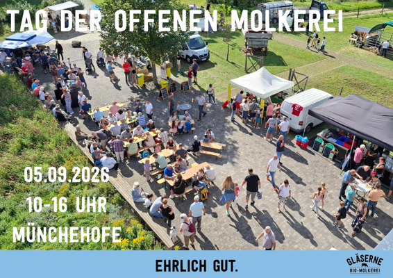 Auf dem Gelände der Gläsernen Molkerei in Münchehofe stehen Besucherinnen und Besucher zwischen Tischen, Ständen und Zelten.