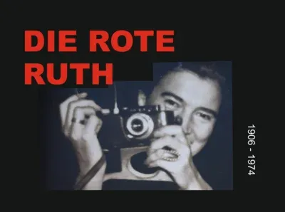 Auf dem Plakat steht „DIE ROTE RUTH“; zu sehen ist eine Frau mit Kamera und seitlich die Lebensdaten 1906–1974.