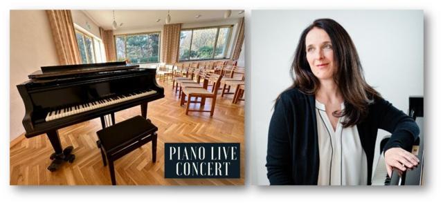 Ein Flügel steht in einem hellen Saal mit Stuhlreihen; daneben ist ein Porträt und der Schriftzug „PIANO LIVE CONCERT“.