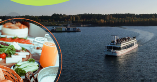Die MS SeeLust fährt über den See, während im Bildausschnitt ein Buffet mit Brot, Gemüse und Orangensaft zu sehen ist.