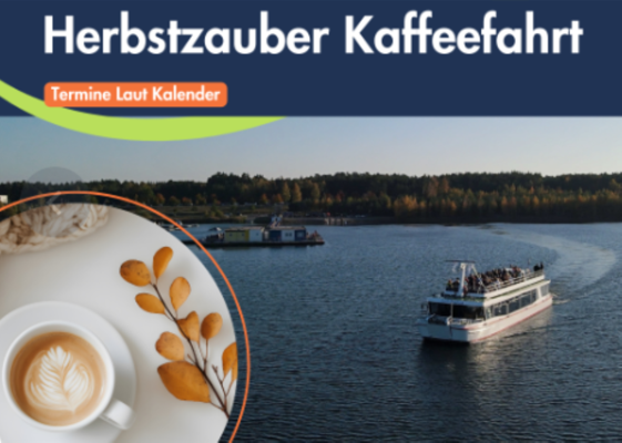 Ein Ausflugsboot fährt über den Bärwalder See, während links ein Kaffeebecher und herbstliche Deko die Grafik ergänzen.