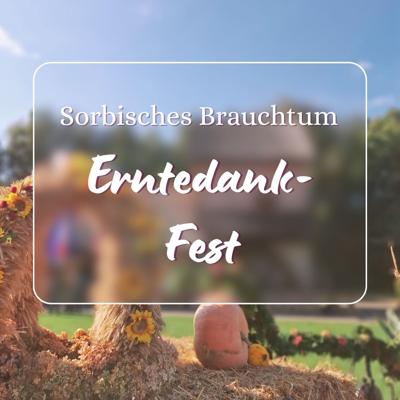 Auf der Grafik steht „Sorbisches Brauchtum Erntedank-Fest“ vor Heuballen, Sonnenblumen und einem Kürbis.