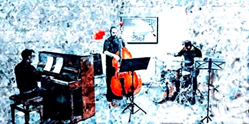 Ein Jazz-Trio spielt mit Klavier, Kontrabass und Schlagzeug vor einer hellen Wand mit Notenpulten.