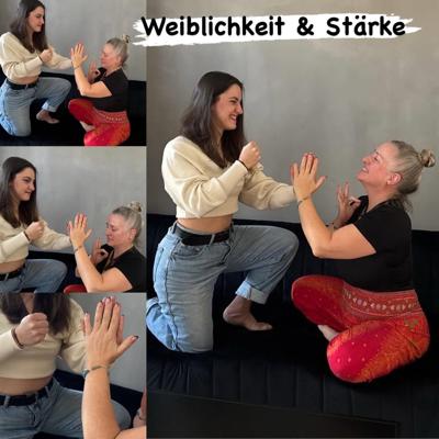 Zwei Frauen üben im Studio eine selbstbewusste Sitzposition mit erhobenen Händen, darüber steht „Weiblichkeit & Stärke“.