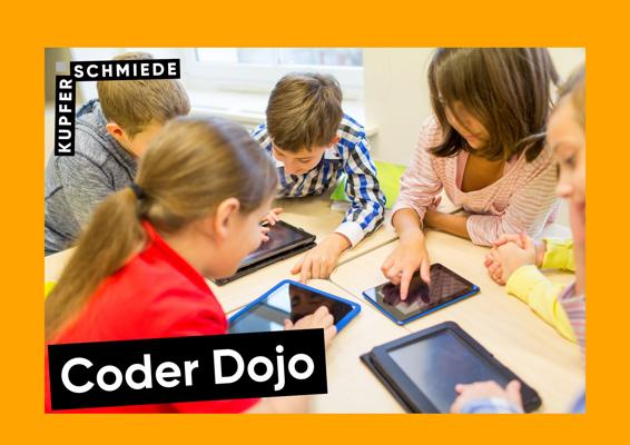 Mehrere Kinder sitzen um einen Tisch und tippen auf Tablets; oben links steht „KUPFER SCHMIEDE“, unten „Coder Dojo“.