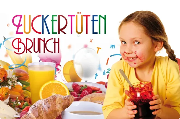Ein Mädchen mit bemaltem Gesicht hält ein Glas roter Marmelade neben Brötchen, Saft und Obst beim Zuckertüten-Brunch.