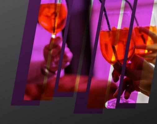 Mehrere Hände halten orangefarbene Cocktails mit Stielen unter violettem Licht, getrennt von dunklen Streben.