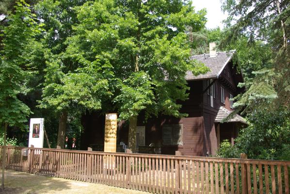 Das Sommerhaus von Xaver Schwarwenka liegt zwischen hohen Bäumen und bildet die Kulisse für das Picknick mit Musik in Cottbus/Chóśebuz.