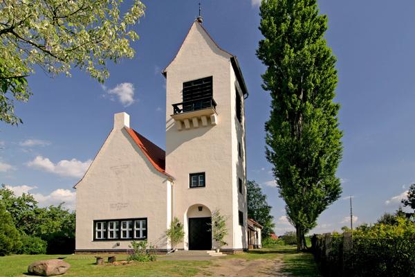 Bei SommerMusik in der Gustav-Adolf-Kirche Kerkwitz kündigt das Programm französische Chansons unter dem Motto „That’s Life!“ an.