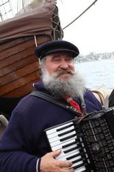 Mit Akkordeon an Bord eines Segelboots stimmt Alfred Sitte die maritime Reise zu „Sehnsucht nach Meer“ mit Liedern und Geschichten an.