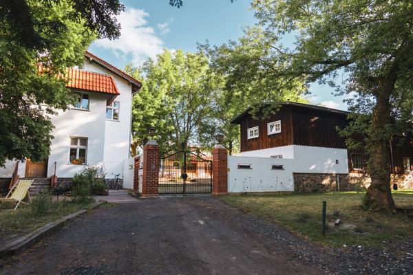Im Gut Johannesberg führt ein Tor zum Innenhof, wo bei „Klang & Hopfen“ Livemusik und Biergartenstimmung im Grünen auf Gäste warten.