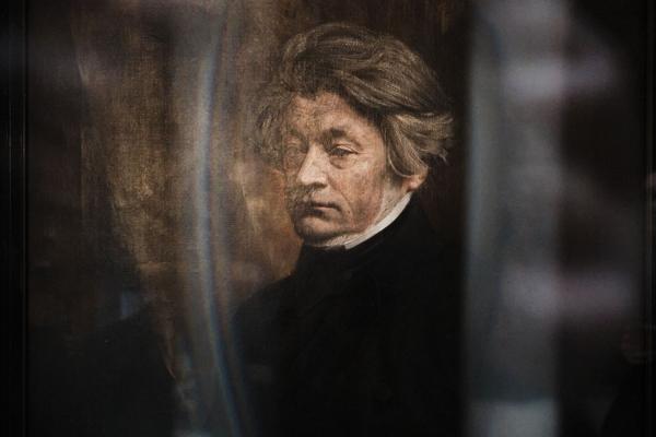 In der Ausstellung Mickiewicz 1955–2025 zeigt ein Porträt von Adam Mickiewicz die Erinnerung an den Dichter und seine Denkmäler in Posen.