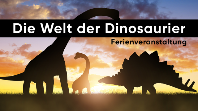 Vor dem Sonnenuntergang stehen Silhouetten von Langhalsdinosaurier und Stegosaurus unter dem Titel „Die Welt der Dinosaurier“ als Ferienaktion.