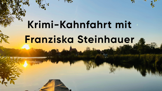 Über dem ruhigen Fluss bei Sonnenuntergang steht der Text „Krimi-Kahnfahrt“, vorn ist die Bugspitze eines Kahns zu sehen.