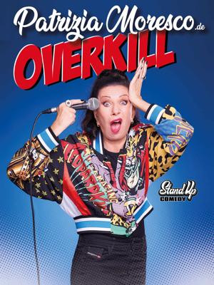Bei der Open-Air-Comedy OVERKILL präsentiert Patrizia Moresco einen provokanten Stand-up-Auftritt vor blauem Hintergrund im Erlebnispark Teichland.