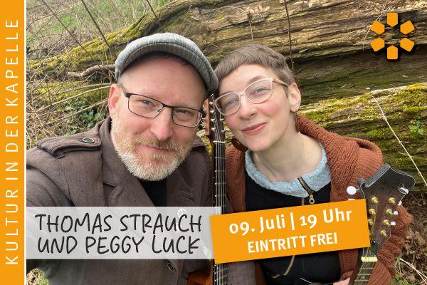 Bei Kultur in der Kapelle posieren Peggy Luck und Thomas Strauch mit Instrumenten vor der Wichern-Kapelle zum Abend am 09. Juli um 19 Uhr in Cottbus.