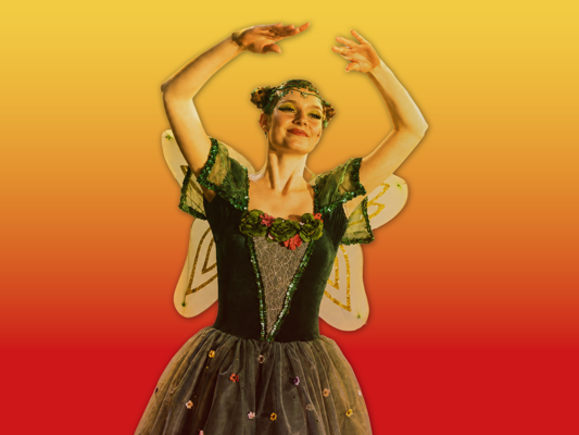 Beim Sommerfest vom Cottbuser Kindermusical tanzt eine Darstellerin im Fantasiekostüm vor gelb-rotem Farbverlauf mit zarten Flügeln.