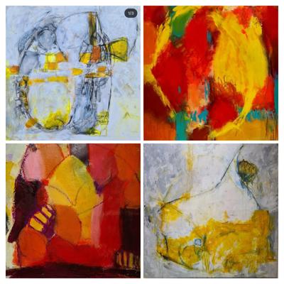 Vier abstrakte Gemälde in Pastell-, Gelb-, Rot- und Blautönen zeigen expressive Mischtechnik auf Leinwand.