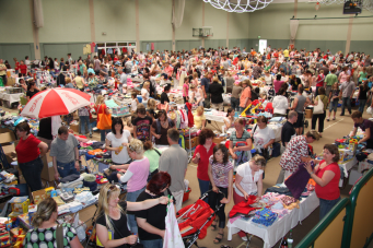 Flohmarkt in der Giebelseehalle mit bunten Ständen, Foto: Frau Friebel, Lizenz: Gemeinde