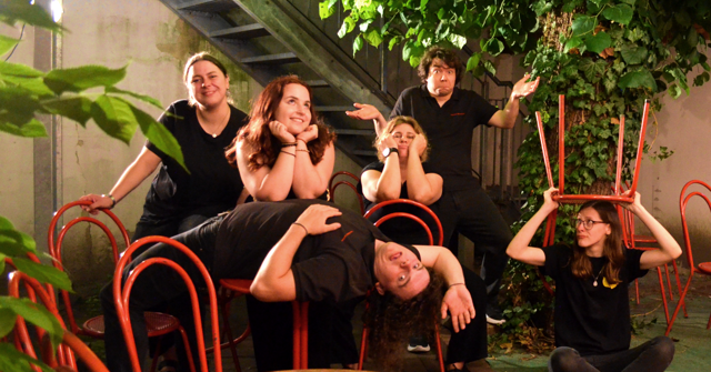 Das Ensemble von ImproPur posierend im Innenhof, Foto: TheaterLoge Luckau, Lizenz: TheaterLoge Luckau