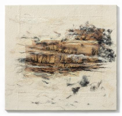 Quadratisches Textilkunstwerk in beigefarbenen Naturtönen mit einer zentralen, geschichteten Struktur in Rostbraun und Schwarz, Foto: Friedhelm Hoffmann, Lizenz: Beate Paulini