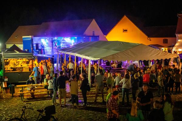 Tanzende Menschen beim Abendkonzert an der Schlossherberge, Foto: Andreas Franke, Lizenz: Andreas Franke