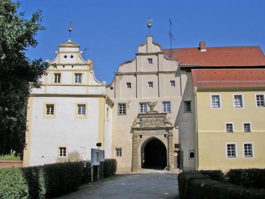 Historisches Schloss mit Torbogen, Giebeln und rotem Ziegeldach unter blauem Himmel., Foto: Stadt Sonnewalde, Lizenz: Stadt Sonnewalde
