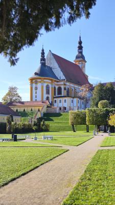 Rekonstruierter Barockgarten mit Katholischer Kirche St. Marien, Foto: Stiftung Stift Neuzelle, Lizenz: Stiftung Stift Neuzelle
