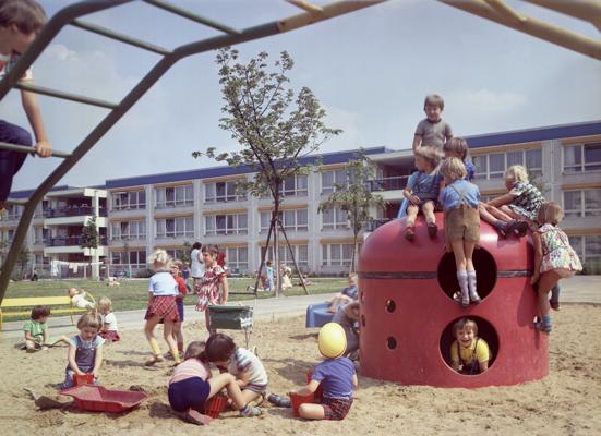 Viele Kinder spielen in einem Sandkasten, in dem auch ein rotes Kletterhäuschen steht., Foto: Klaus Fischer / Archiv Franz Sorge, Lizenz: Klaus Fischer / Archiv Franz Sorge
