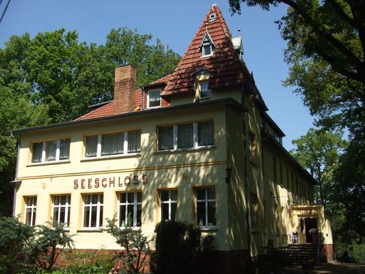 Außenansicht Hotel Seeschloss Bötzsee, Foto: Kathleen Brandau, Lizenz: Gemeinde