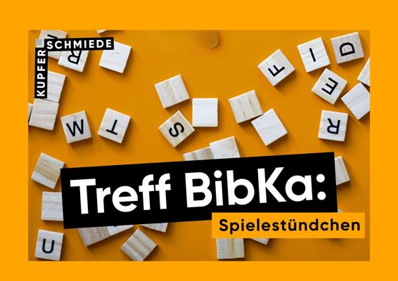 Holzbuchstaben liegen auf orangefarbenem Grund, darüber steht in Schwarz und Gelb „Treff BibKa: Spielestündchen“.