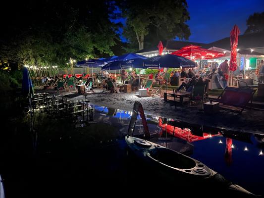 Bei Mami Tag Spezial in der Beachbar Storkow genießen Gäste am Storkower See entspannte Stunden mit Drinks, Musik und Chillout-Area bei Nacht.