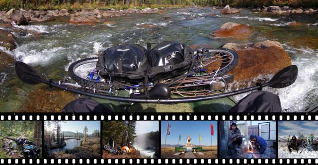 Ein mit Packtaschen beladenes Fahrrad liegt auf Felsen im Fluss, darunter eine Filmstreifen-Collage mit Reiseszenen.